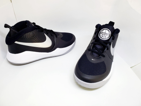 נייק TEAM HUSTLE - שחור לבן